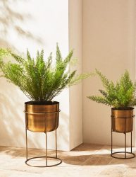 گلدان‌های کاشت با پایه‌های فلزی